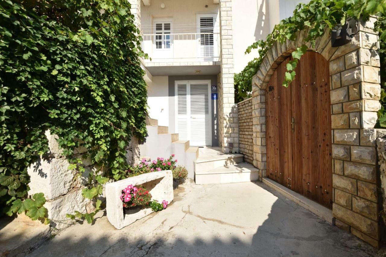 Apartment Milka Примоштен Екстер'єр фото