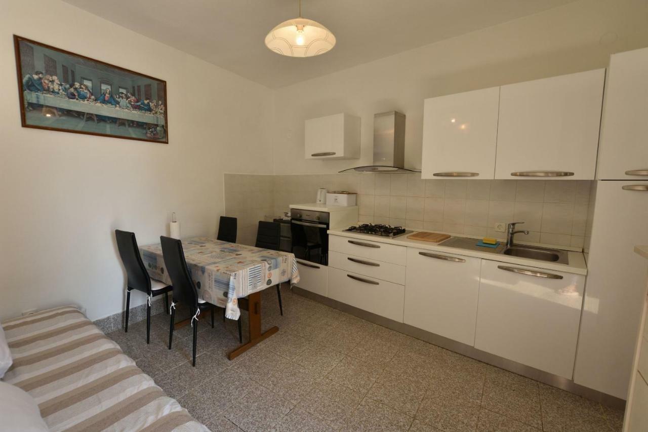 Apartment Milka Примоштен Екстер'єр фото