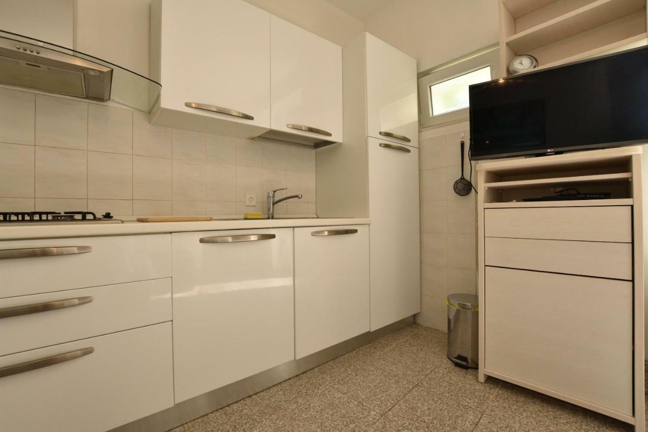Apartment Milka Примоштен Екстер'єр фото