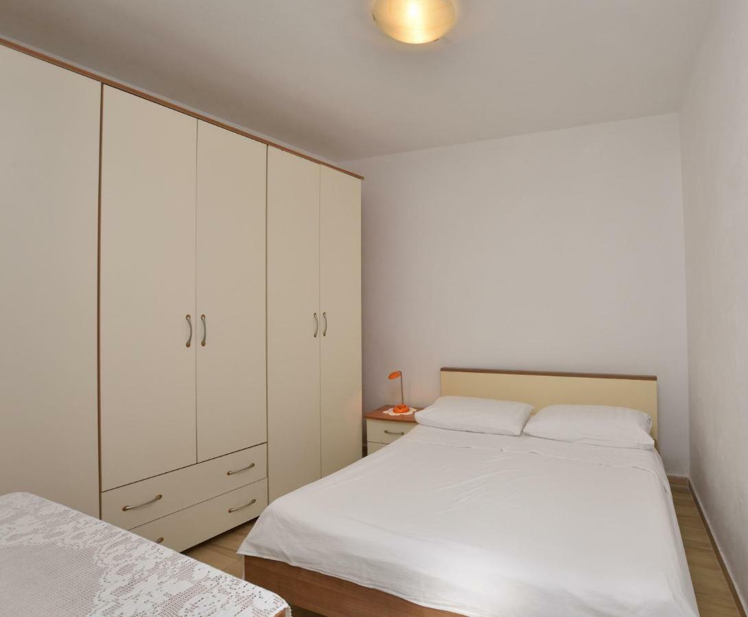 Apartment Milka Примоштен Екстер'єр фото