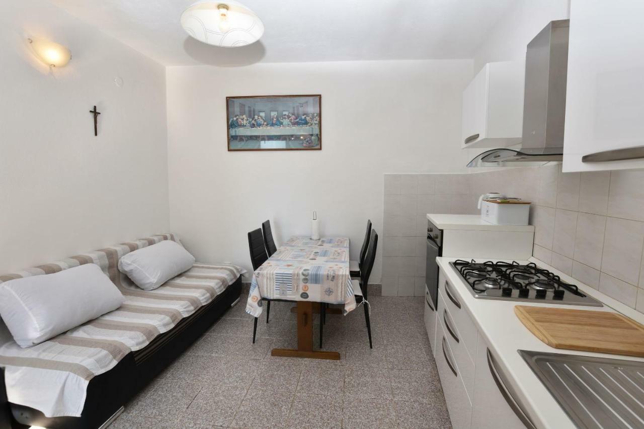 Apartment Milka Примоштен Екстер'єр фото