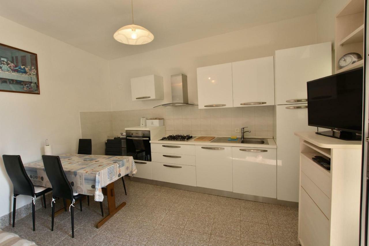 Apartment Milka Примоштен Екстер'єр фото