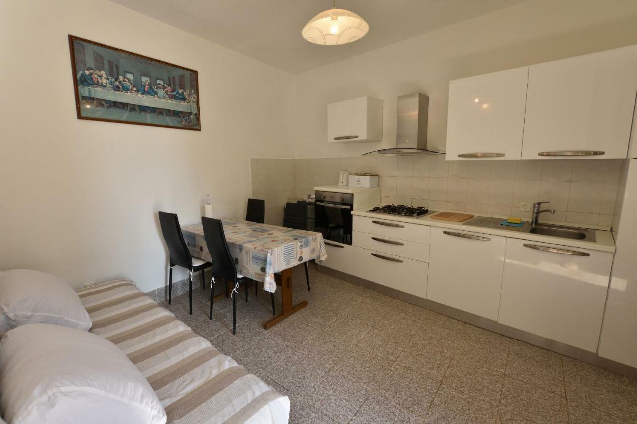 Apartment Milka Примоштен Екстер'єр фото