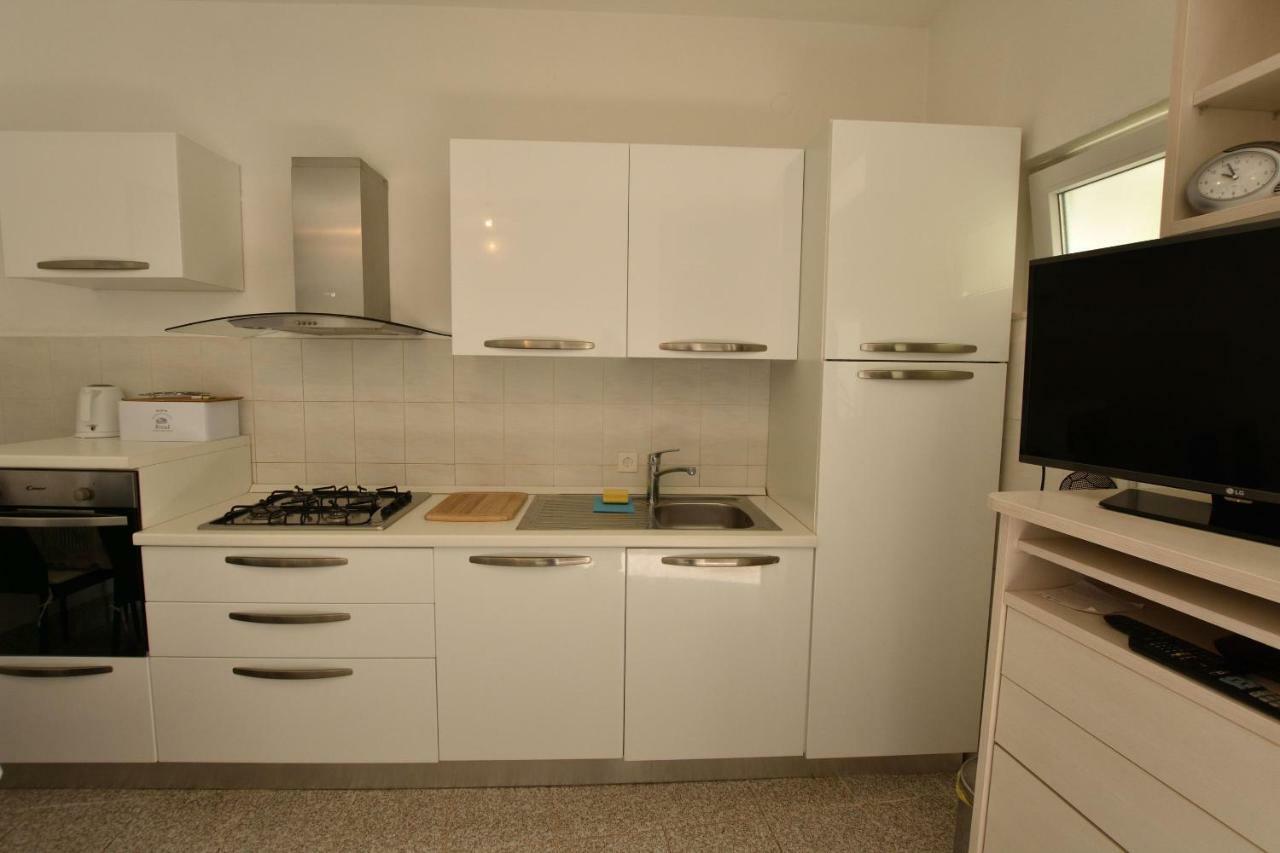 Apartment Milka Примоштен Екстер'єр фото