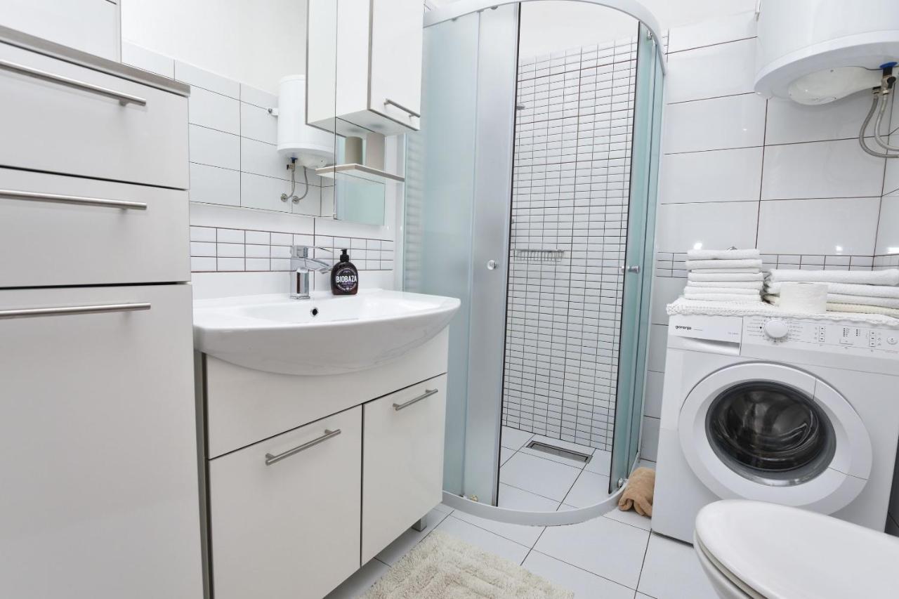 Apartment Milka Примоштен Екстер'єр фото